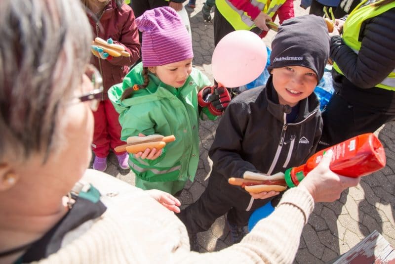 Festligheter, lekar och glada barn när Fritidshemmens dag firade 30-årsjubileum. Foto: Morgan Grip