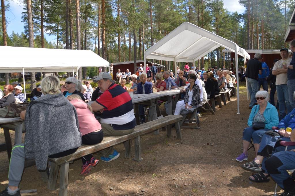 Som vanligt kom många för att underhållas på musik-och kulturfesten i Ängersjös kojby. Foto: Leif Eriksson