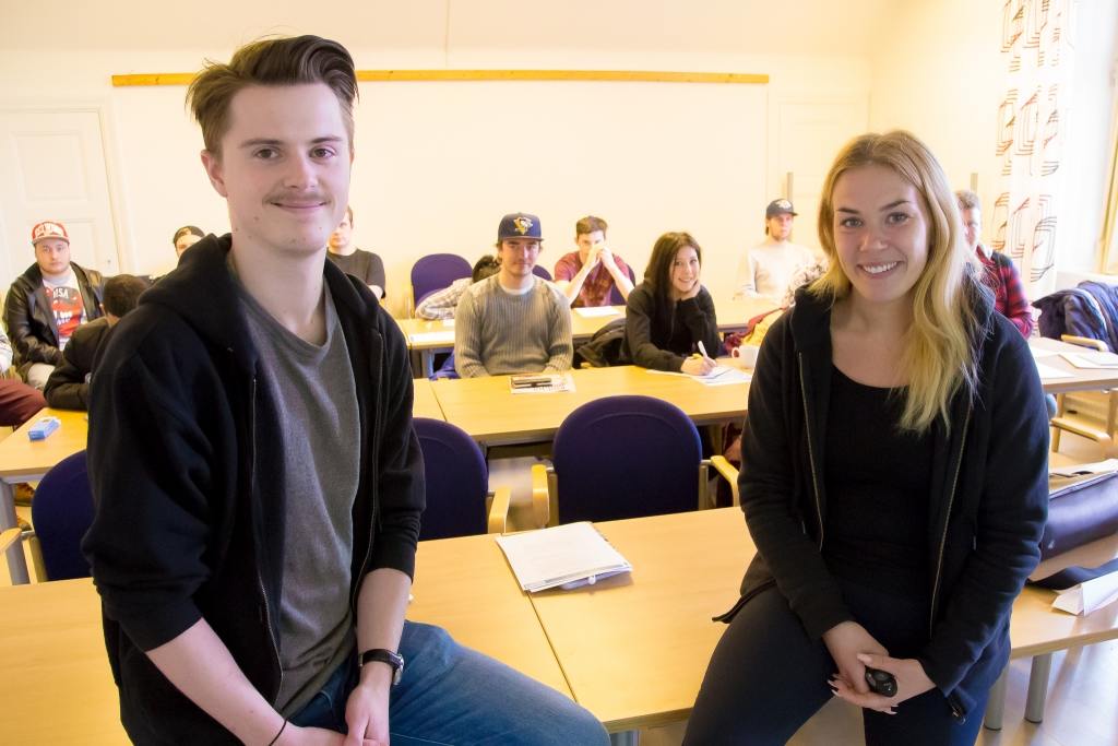 Adam Wallin och Emelie Vennberg från Ekonomismart tipsar unga runt om i landet hur man blir just ekonomismart. Foto: Morgan Grip