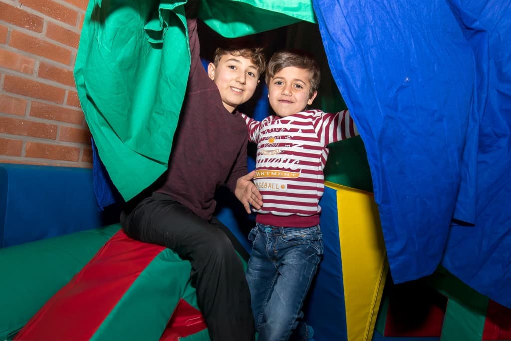 Mohammed och Osama var ett par av alla barn som hade roligt i lekrummet. Foto: Morgan Grip