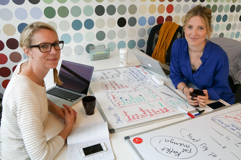 Jessica Ottosson och Anna Olofsson Frestadius från Coompanion Jämtland räknar med att kontinuerligt finnas i Sveg för rådgivning till kooperativa verksamheter. Foto: Morgan Grip