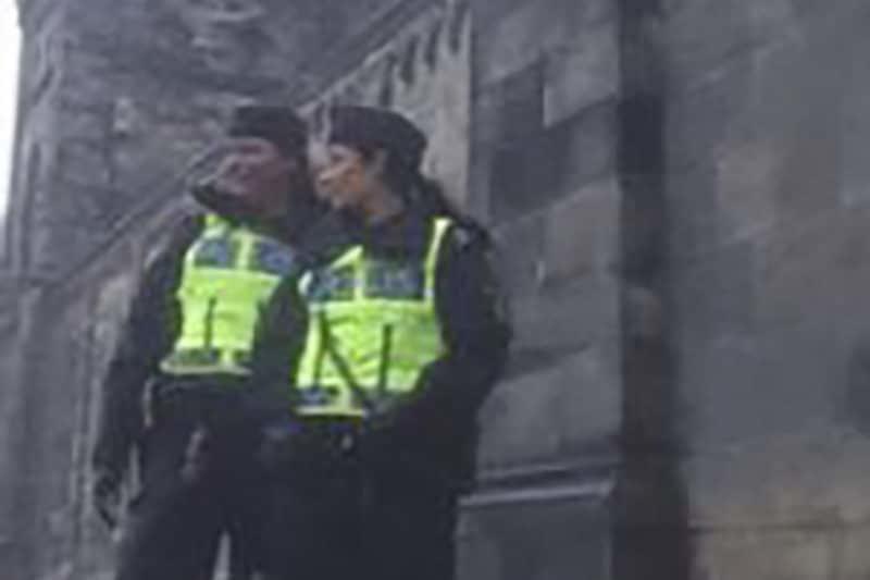 Sofia Sundell och Jana Solsten utanför Lunds domkyrka. Foto: Privat