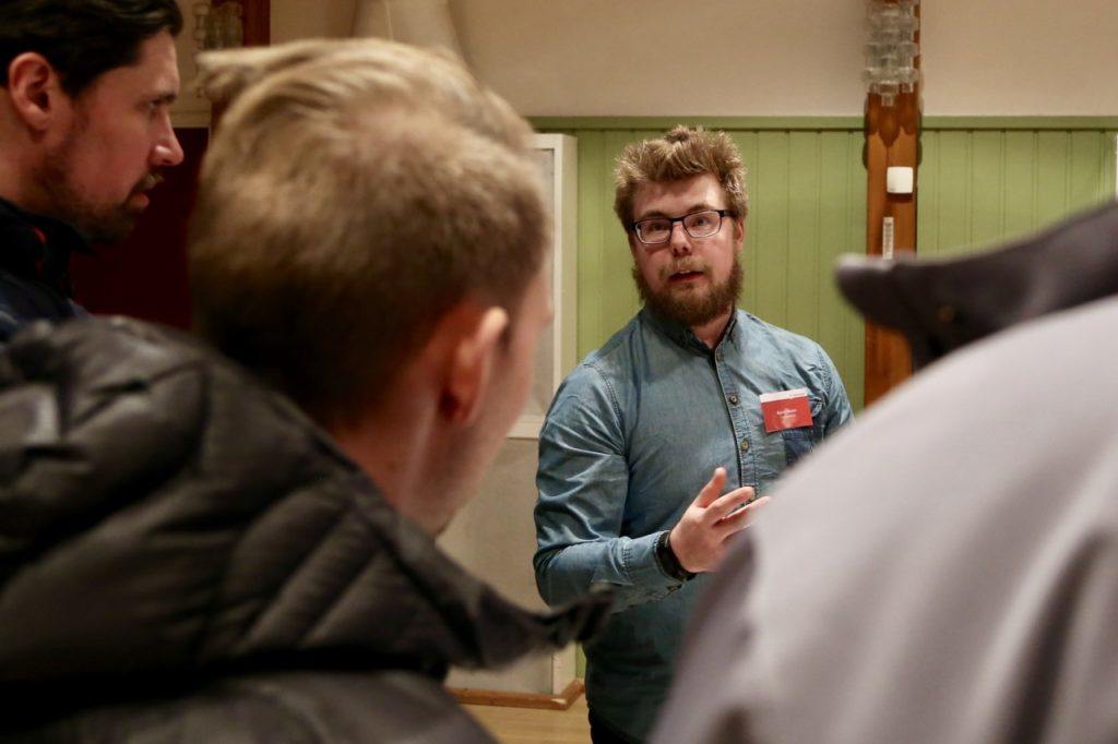 Björn Wedin, projektingenjör vid Trafikverket här i samspråk med SFU och Visit Sveg om E45:ans framtid i Svegsområdet. Foto: Morgan Grip