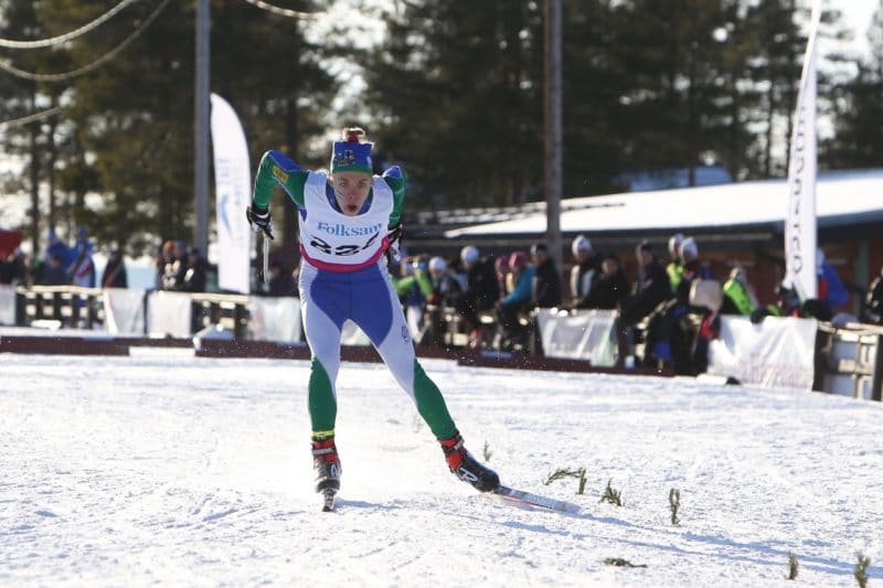 Skidtalangen från Sveg, Jesper Persson, gjorde en stark sistasträcka i stafetten och såg till att Åsarna IK tog guldet i JSM. Här syns han i full fart under Folksam Cup förra säsongen. Foto: Morgan Grip