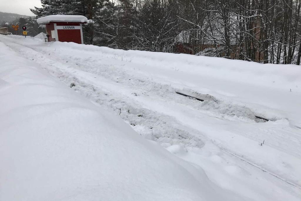 Bilist tog fel väg – hamnade på järnvägsspåret. Foto: Morgan Grip