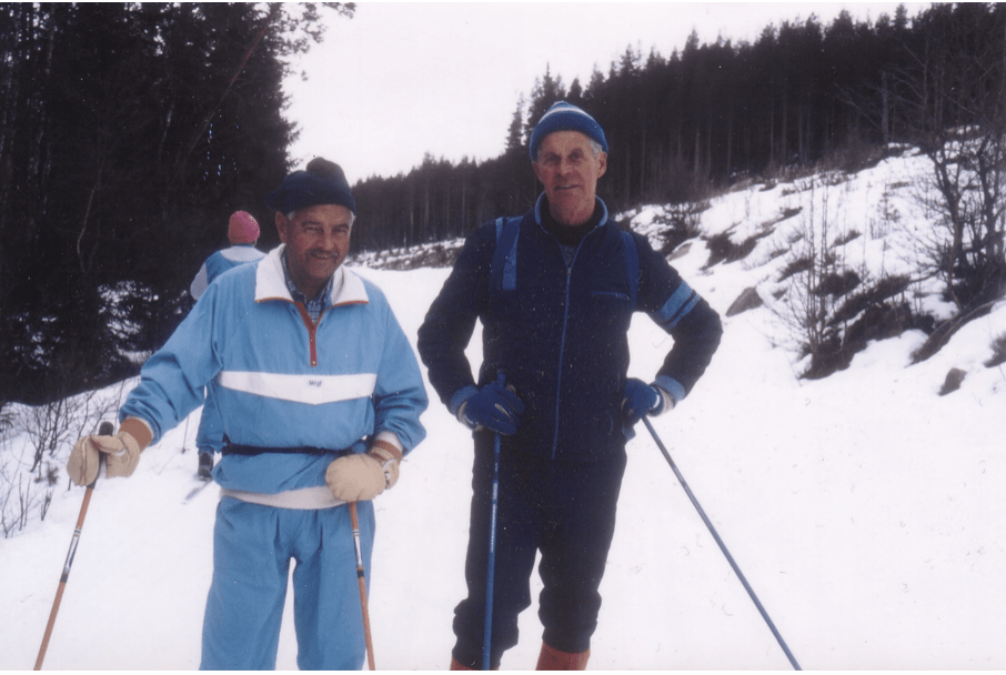 Gammalt foto från 1989 längs gamla spåret mellan Sätervallen och Lassbodarna. Gunnar Gudmundsson (1918-1999) och Olle Hansson (1924-1994), båda passionerade längdåkare som höll Sveg varmt om hjärtat. Gunnar verksam som flygkapten vid inrikesflyget, bland annat Linjeflyg, föregångaren till SAS Inrikes, och Olle under alla sina arbetsår järnvägstjänsteman vid SJ i Sveg. Det nya spåret till Lassbodarna startar bredvid Hurtigruttsvägen (nedan Sportstugan) och följer vägen ner till Jakttorget och sedan upp till Lassbodarna. Foto: Mats Haldosén