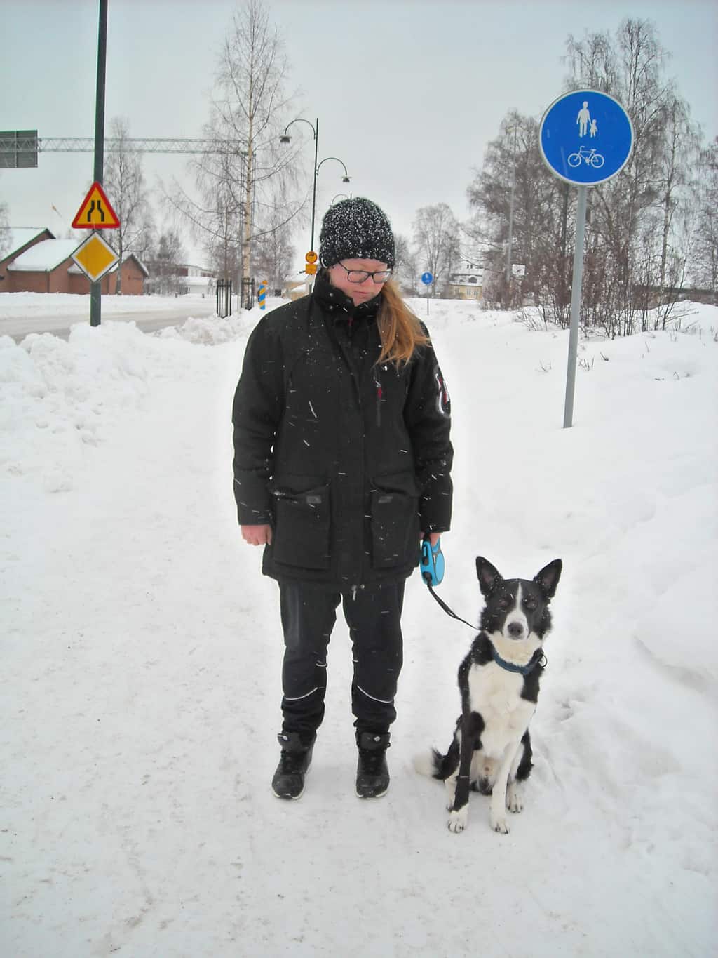 Hundpromenader ger också hälsa och välbefinnande. Något Jennifer Svensson med vackra hunden, border collien Joule, ägnar sig åt. Namnet på hunden kommer från energienheten (SI-enheten) joule. Foto: Mats Haldosén