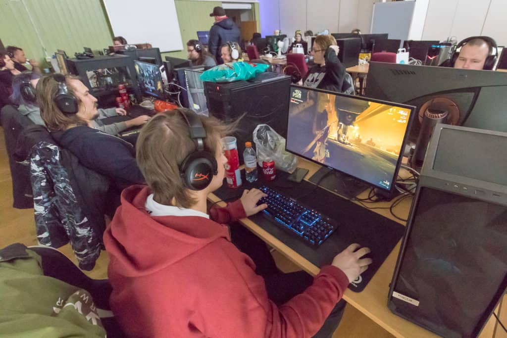 Omkring tjugofem ungdomar deltog i premiären av LAN-eventet Ice Hack i Sveg. Foto: Morgan Grip