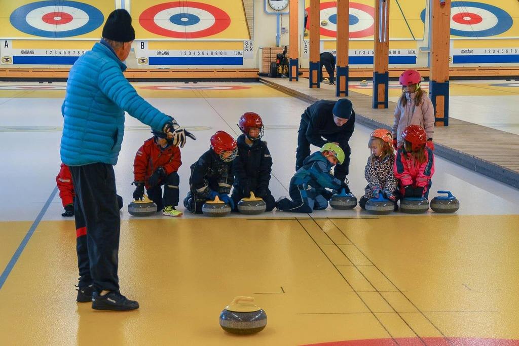 Sportlovslediga barn och ungdomar provade på curling. Foto: Peder Carlsson