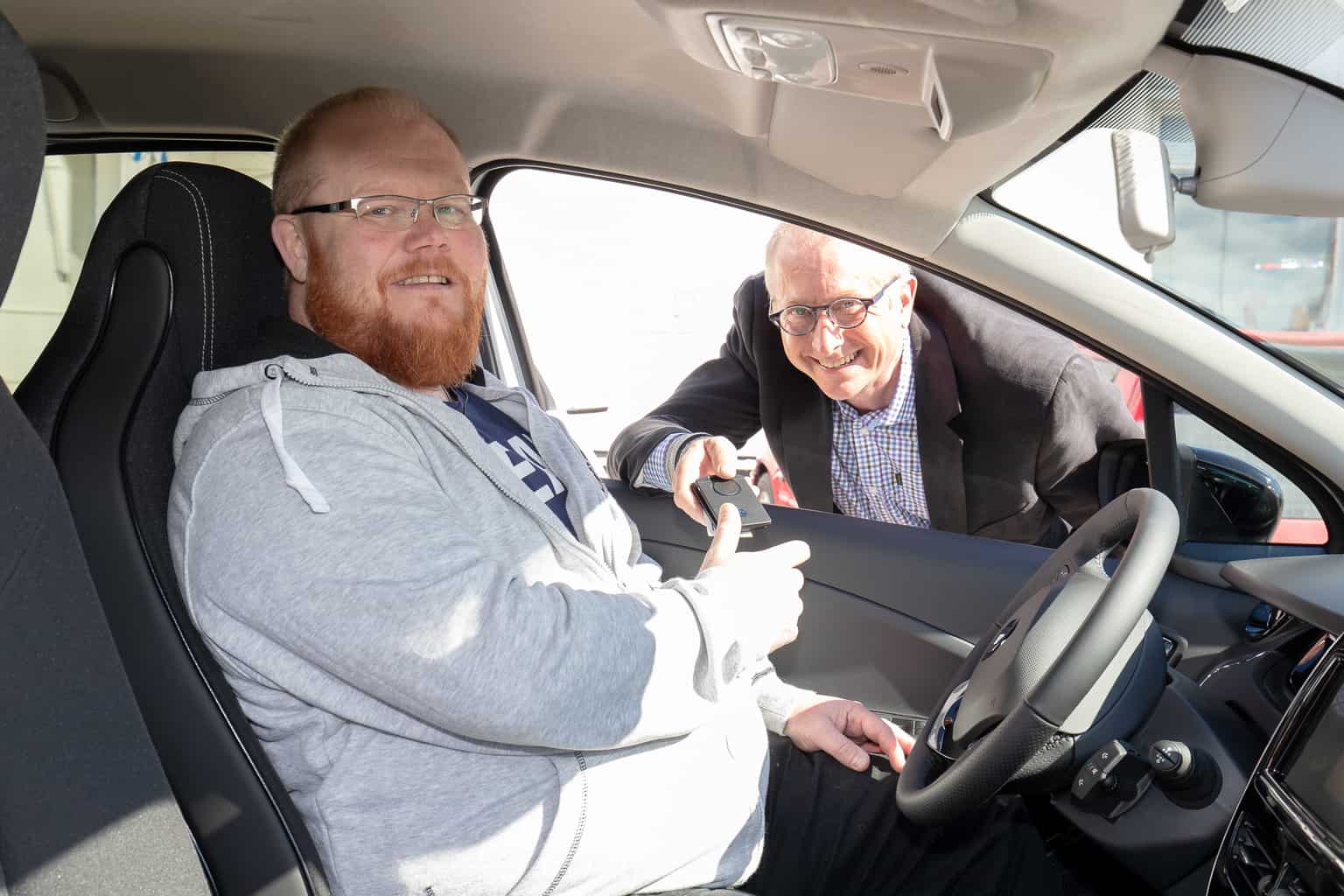 Hans Persson från HP Bil lämnar över nycklarna till Conny Persson, ansvarig för transportcentralen vid Härjedalens kommun. Foto: Morgan Grip