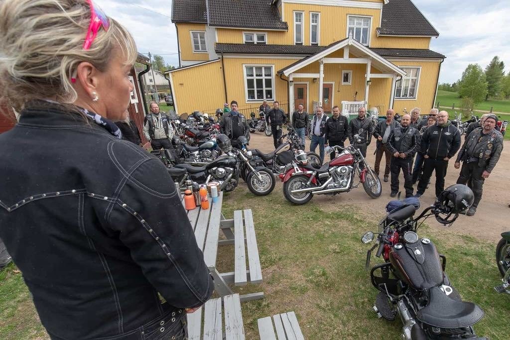 – Det här är ju helt otroligt, jag hade hoppats på fem motorcyklar och här har vi nästan 30 stycken som vill ut och åka tillsammans, säger Eva Göransson. Foto: Morgan Grip