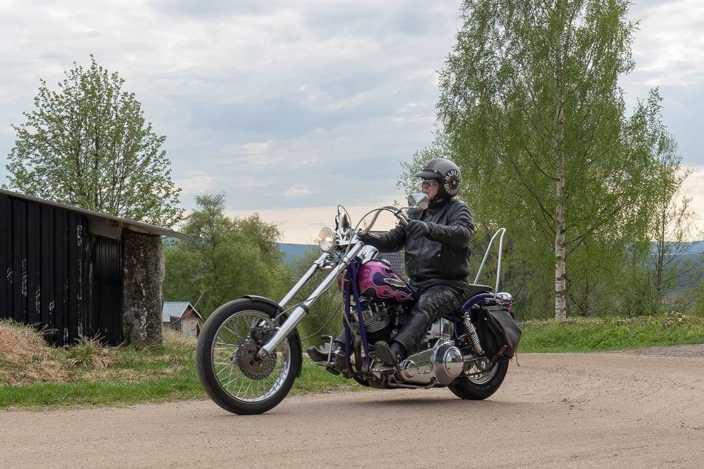 Björn Westling gillar både motorcyklar och fika och kom till Ytterberg på sin Harley-Davidson. Foto: Morgan Grip