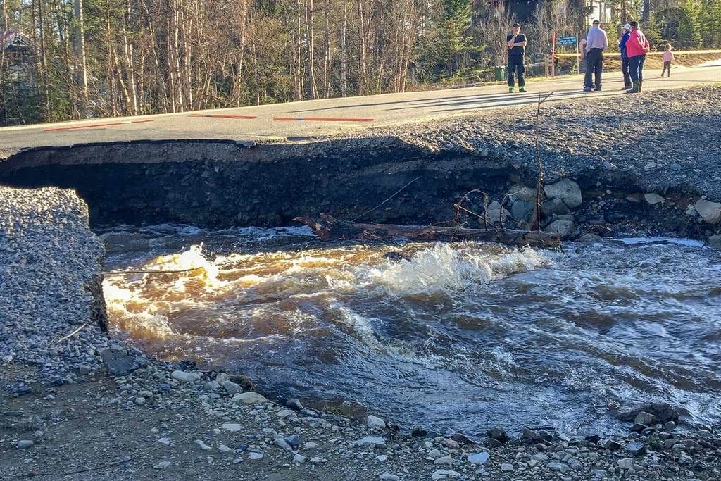 Väg 502 i Lofsdalen har rasat – i år igen. Foto: Jonas Stenberg