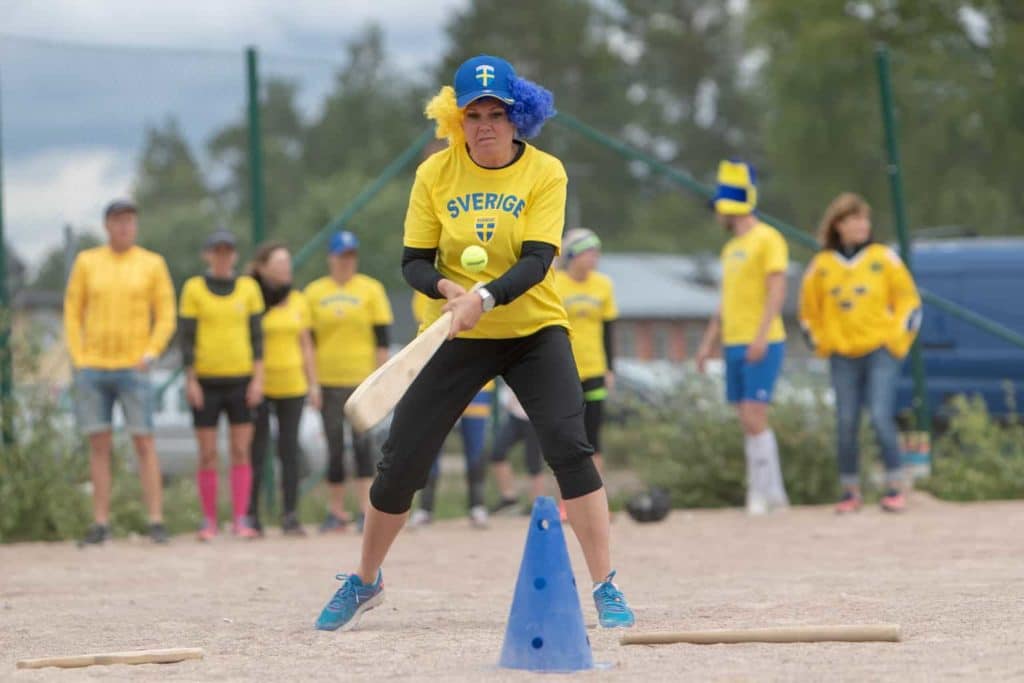 Rektor Maria Hallstensson Wagenius ledde sitt lag till seger i årets brännbollsmatch mot sexorna. Foto: Morgan Grip