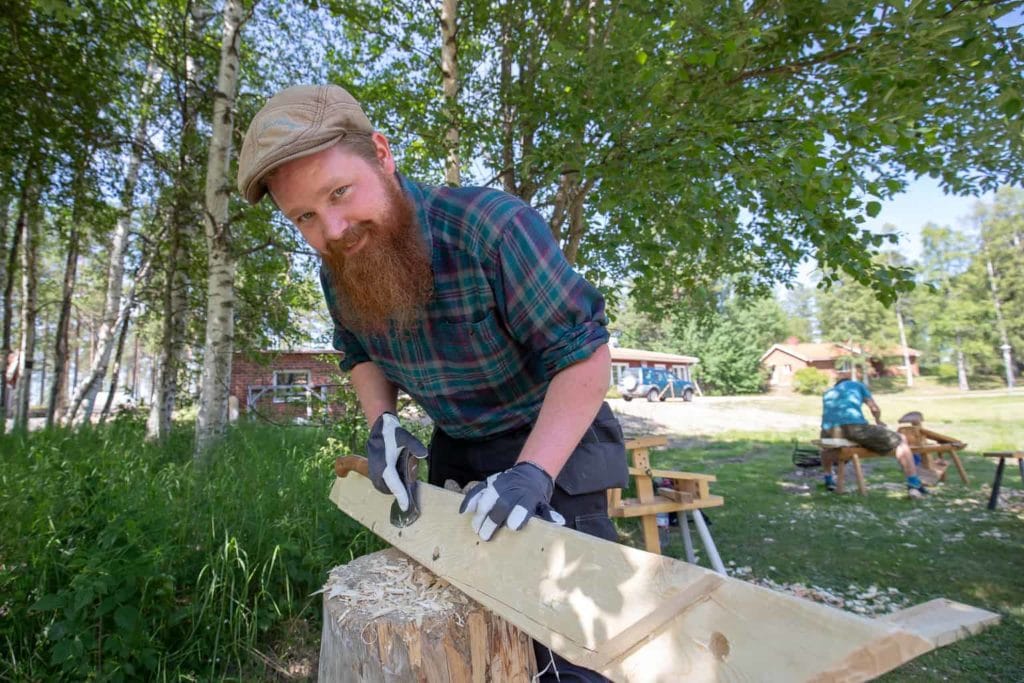 Victor Proos från Falun är en av kursdeltagarna som lär sig den gamla konsten grindbygge. Foto: Morgan Grip