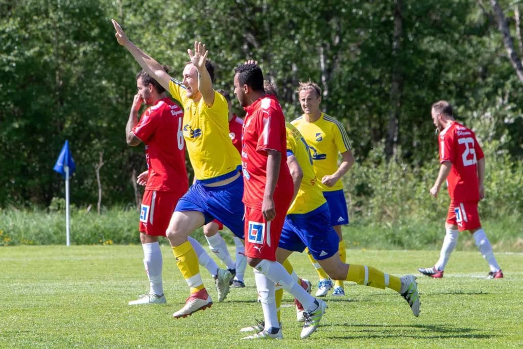 Matchen börjar ganska jämnt och med bra spel från båda lagen, men hemmalaget är de som gör det viktiga 1-0. Magnus Theodorsson nickar elegant in 1-0 på perfekt slagen frispark av Mattias Larsson, i matchens 30:e minut. Foto: Morgan Grip