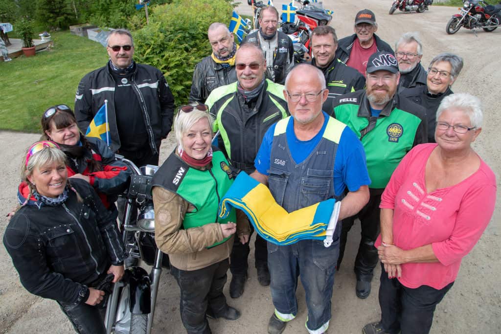 Börje och Maria Sundell i Ytterberg fick fint besök på nationaldagen när ett gäng motorcyklister från SMC Jämtland kom på besök för att leverera en svensk fana. Foto: Morgan Grip