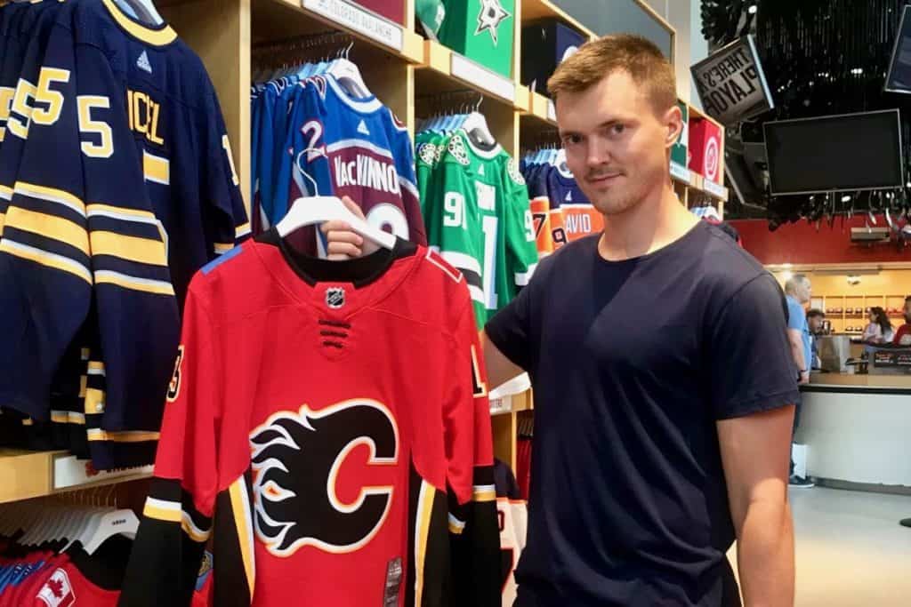 Svegsfostrade backstjärnan, Marcus Högström lämnar nu Djurgården och Sverige, han har skrivit på ett ettårigt kontrakt med Calgary Flames i NHL. Foto: Privat