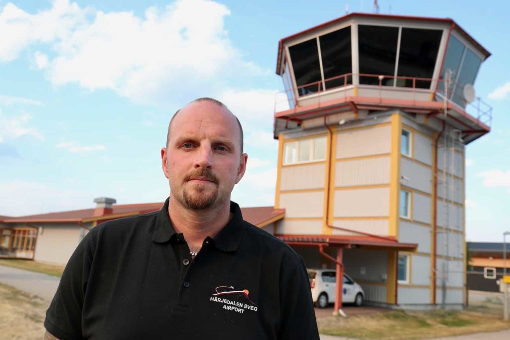 – Området med flygförbud är stort, det omfattar hela östra Härjedalen, säger flygplatschef Mathias Wiberg. Orsaken är att luftrummet behövs för de flyg som bekämpar de svåra skogsbränder som härjar inom området.