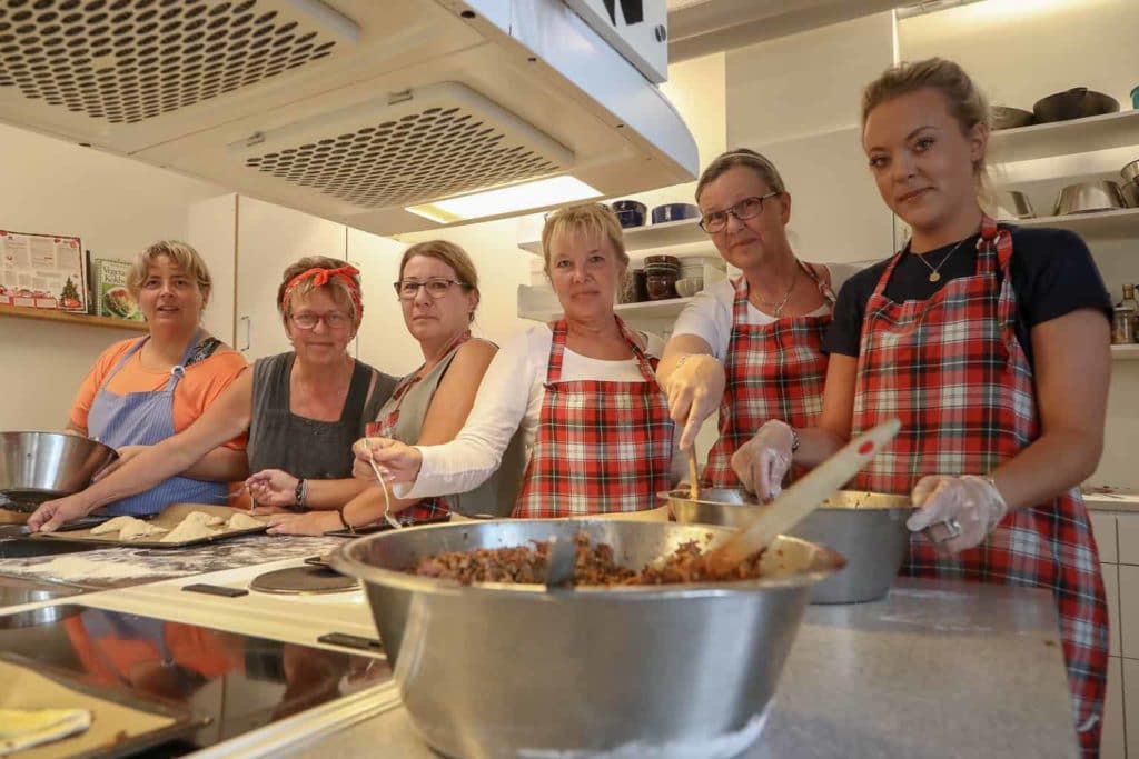I onsdags stektes uppåt tusen pannkakor och det gjordes flera laddningar med fläskpannkaka. Under torsdagen fortsätter man att fylla på lagren med 400 piroger och 150 kokta ägg som skänkts från Överberg. Foto: Morgan Grip