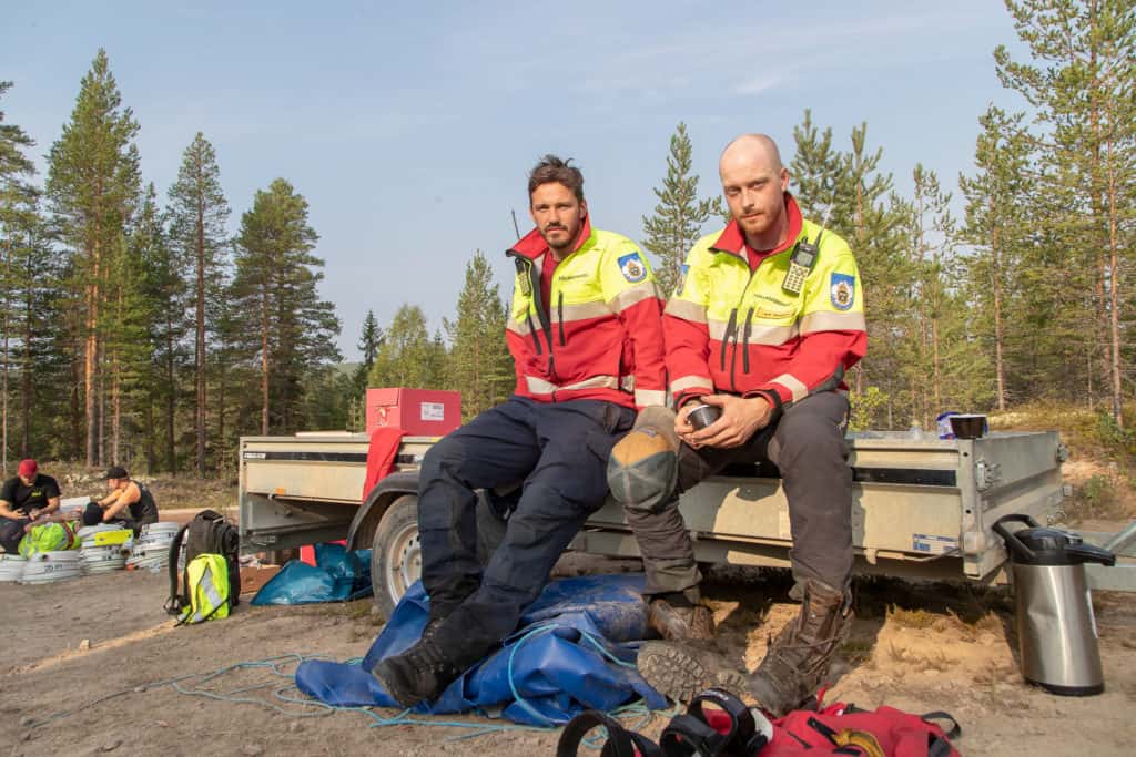 I lördagsmorse träffade vi fjällräddarna Andreas Engström och Erik Hansson från Åre ute i skogen vid Storbrättan utanför Lillhärdal. Foto: Morgan Grip