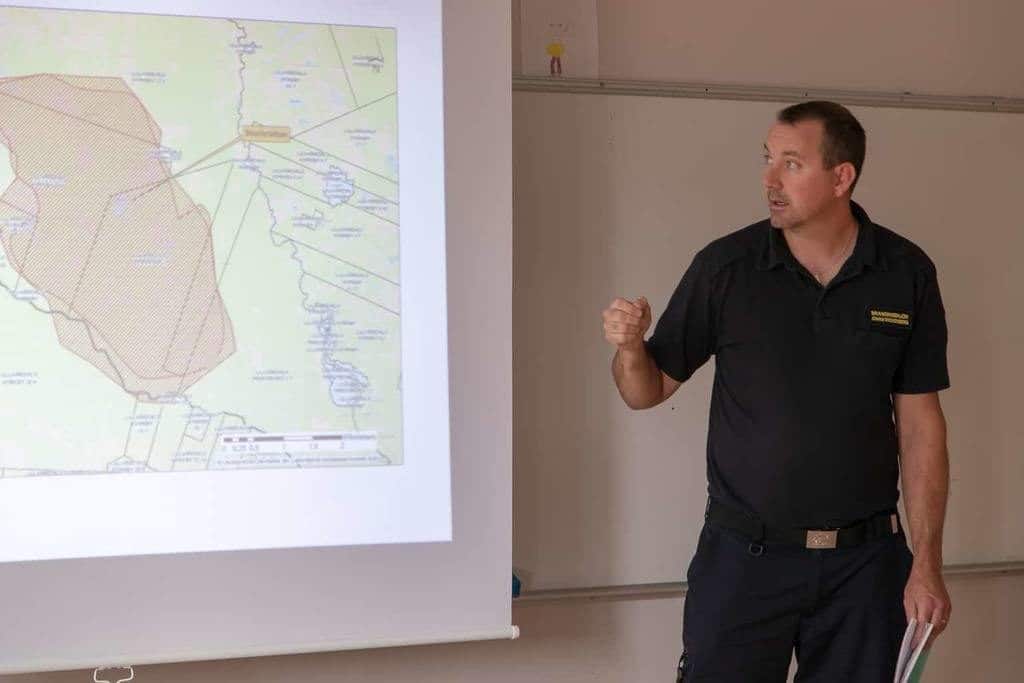 – En brytning av en begränsningslinje kan resultera i en snabb brandspridning så vi rekommenderar de boende att hela tiden följa utvecklingen, säger räddningsledare Johan Wickenberg. Foto: Morgan Grip