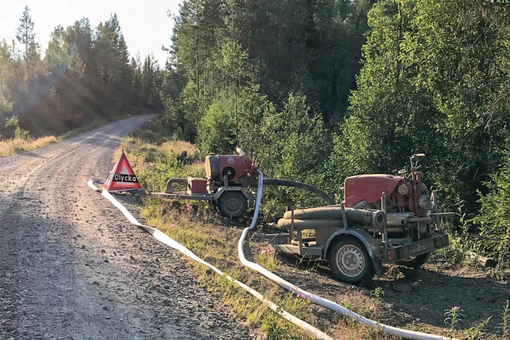 Norrälvsvägen nu på måndagsmorgonen där räddningstjänsten kämpat med en skogsbrand vid Granåsen. Foto: Läsarbild