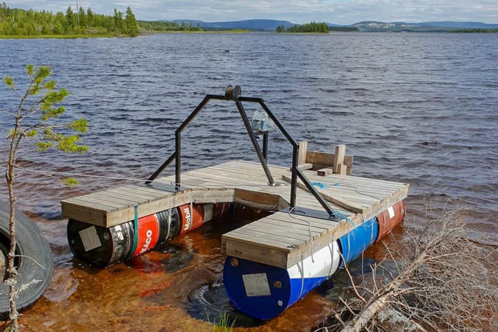 En flotte i Herrö som används av watercrossåkarna miste sin motor under natten till lördag. Foto: Jens Mehlqvist