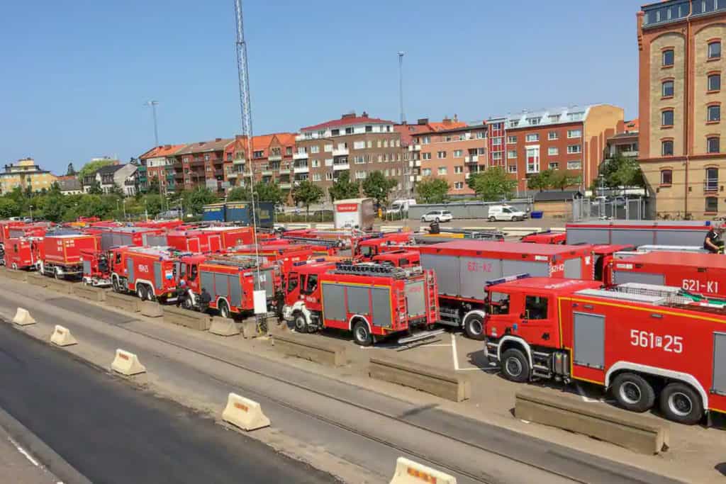 139 brandmän och 44 brandfordon från Polen anlände till Trelleborg under lördagen, och är just nu på väg till Sveg. Foto: Magnus Eriksson / MSB
