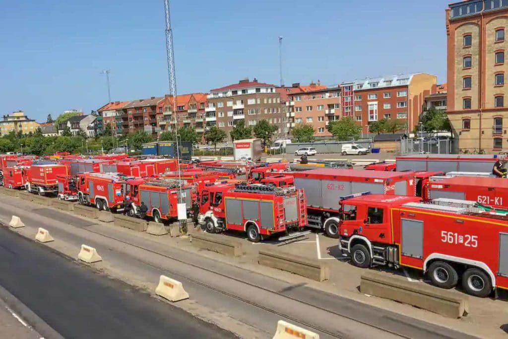 139 brandmän och 44 brandfordon från Polen anlände till Trelleborg under lördagen, och är just nu på väg till Sveg. Foto: Magnus Eriksson / MSB