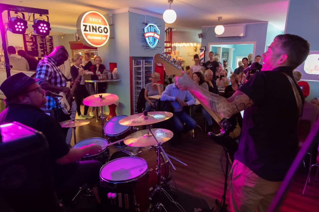 Bluestrion Shady Frank fyllde Café Cineast med både blues och publik. Foto: Morgan Grip
