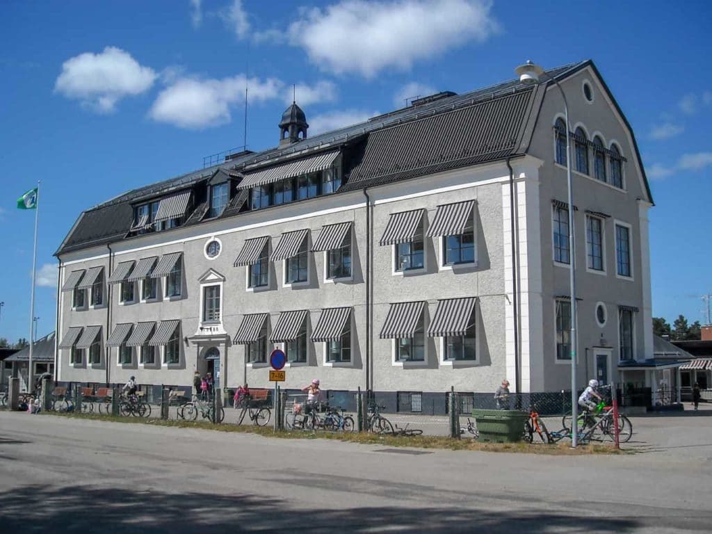 Norra Skolan som stod färdigbyggd 1928 men startade upp först 1929, således 90-årsjubileum nästa år att tänka på för lärare, elever och före detta elever, göra något festligt av det hela. Foto: Mats Haldosén