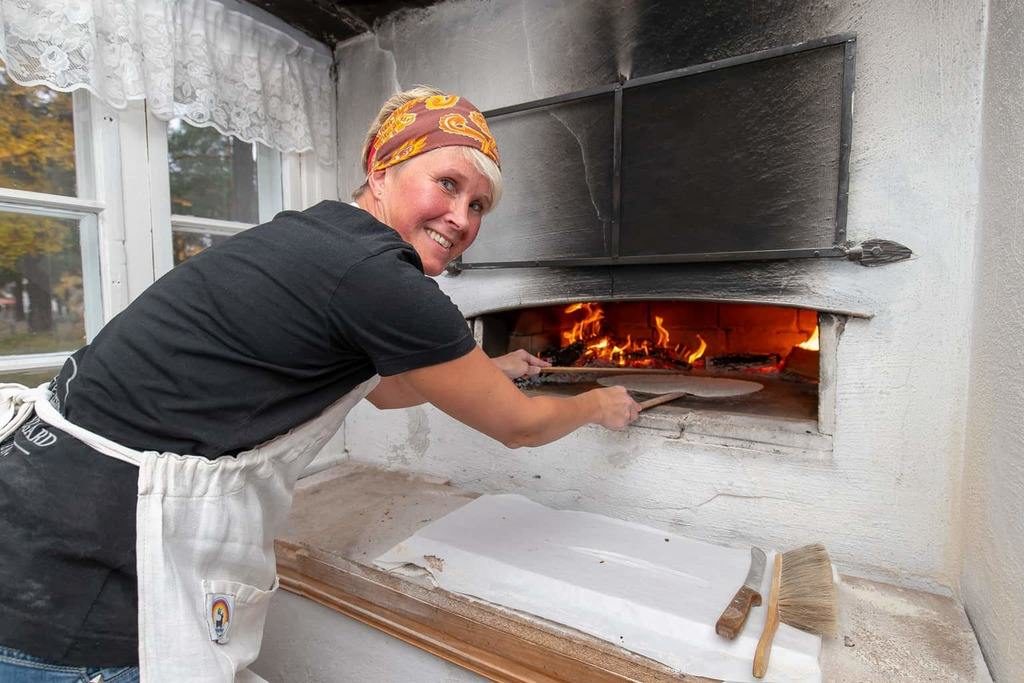 I bagarstugan var bland andra Birgitta Jönsson i full färd med tunnbrödsbakning. Foto: Morgan Grip