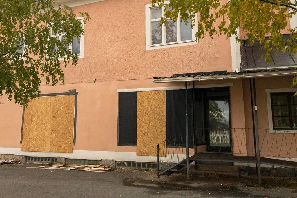 Den tomma affärslokalen har inte gått att hyra ut och ombyggnationen till lägenhet är nu i full gång. Foto: Morgan Grip
