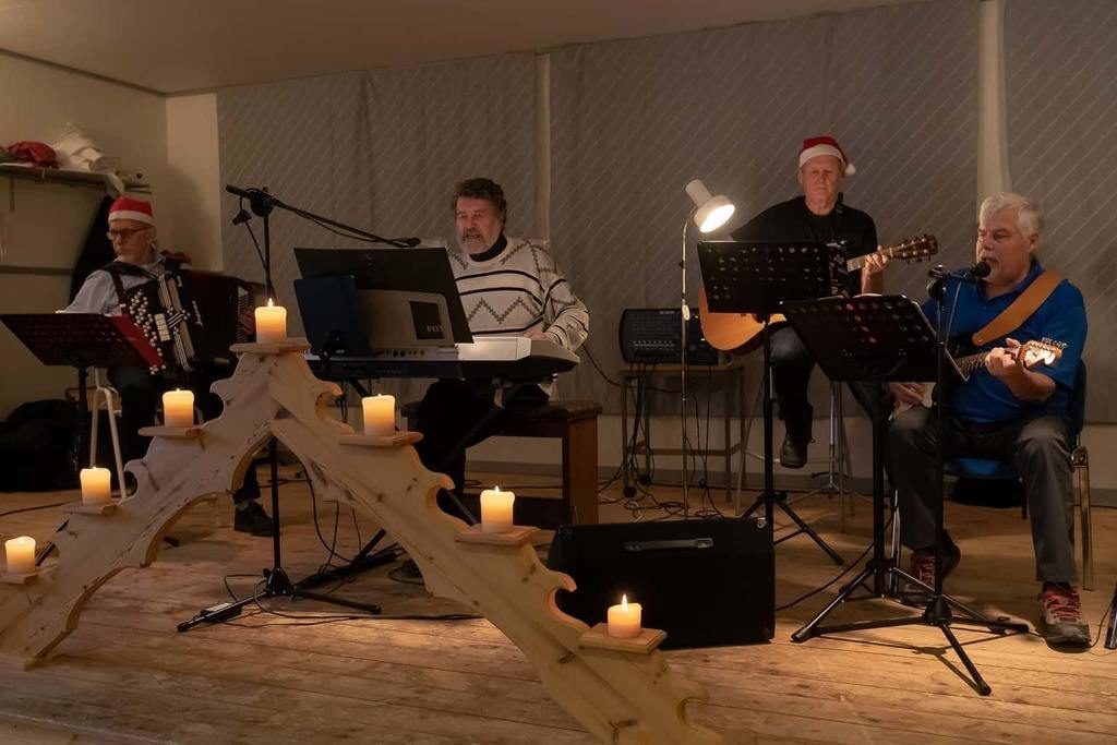 Julmusik från scenen var ytterligare en stämningshöjare. Foto: Morgan Grip
