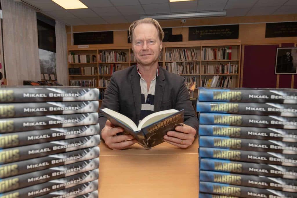 Vargus, är en omtumlande gangsterthriller som utspelar sig mitt under Sovjetunionens sönderfall i början av nittiotalet. Berättelsen är delvis baserad på Mikael Berggrens egna erfarenheter från sin tid i öst under samma period. Foto: Morgan Grip