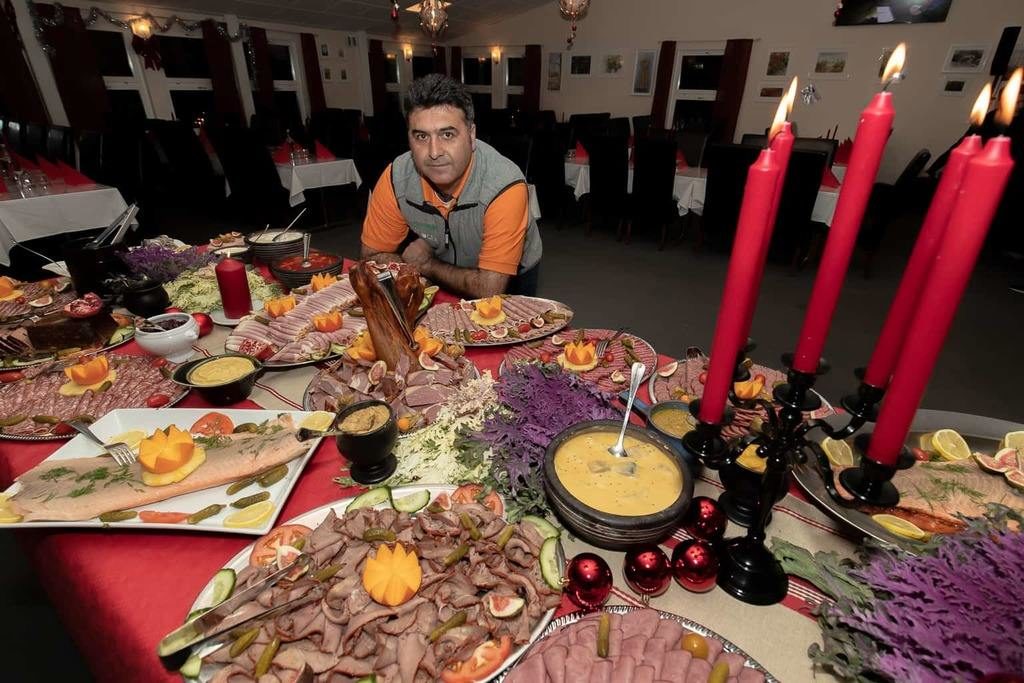 – Viktigast på ett julbord är att det uppfyller gästernas önskemål och att det finns mycket att välja på, säger krögaren Mecnun "Manne" Delen. Foto: Morgan Grip