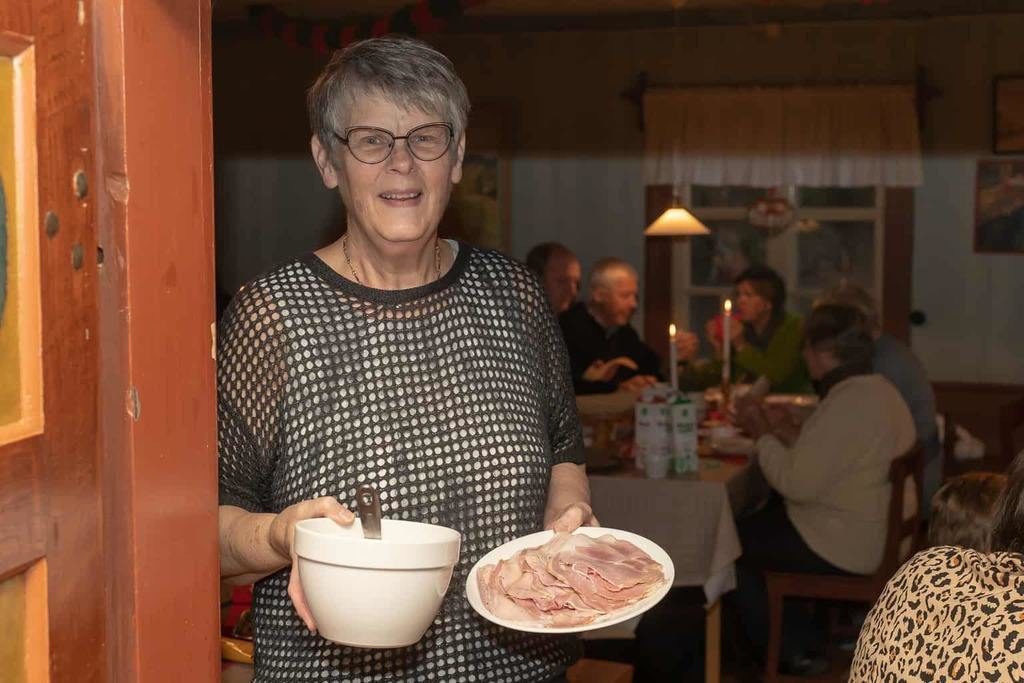 – Det är stor uppslutning. Riktigt kul att det kommer mycket folk, det brukar vara runt 170 personer som kommer och går under de tre timmar vi har öppet, berättar Martha Holm, ordförande i Älvros hembygdsförening.