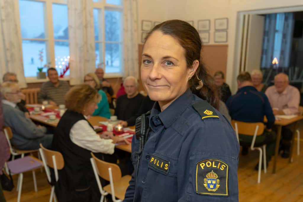 Tillförordnad kommunpolis Jana Solsten informerade om bedrägerier mot äldre. Foto: Morgan Grip