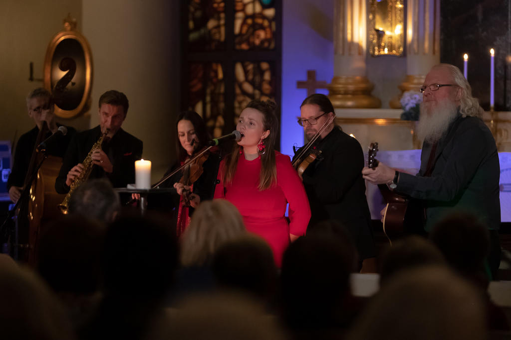 Ellen Sundberg framförde bland andra Chris Reas julklassiker "Driving home for christmas". Foto: Morgan Grip