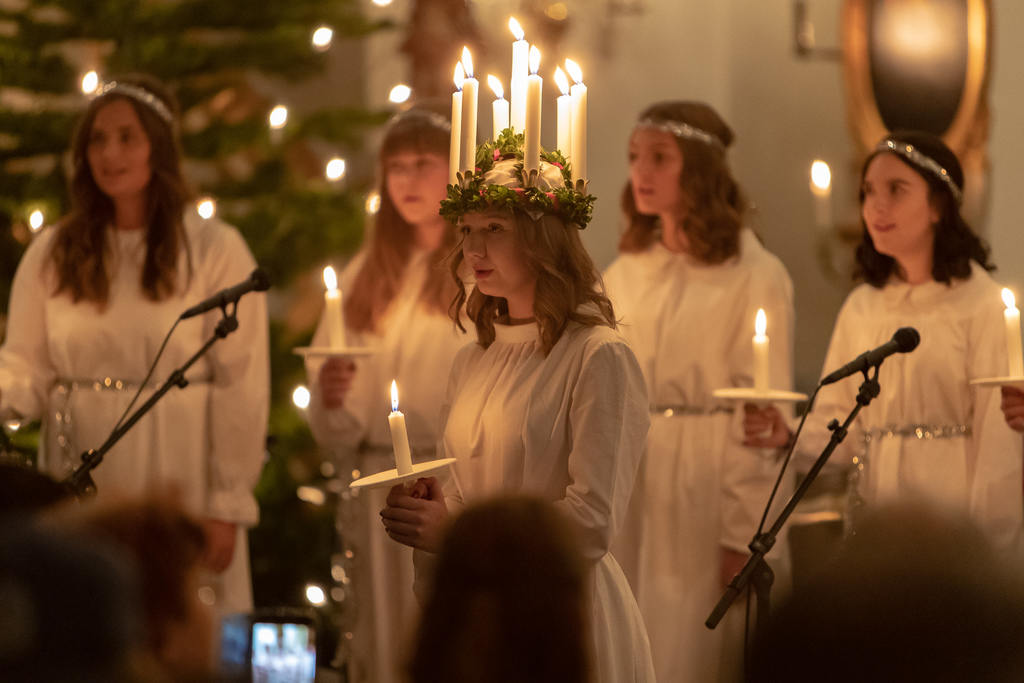 Med vacker sång och brinnande stearinljus skred årets lucia Tilda Hansson in i Svegs kyrka med sina tärnor och spred ljus och värme i kyrkbänkarna. Foto: Morgan Grip