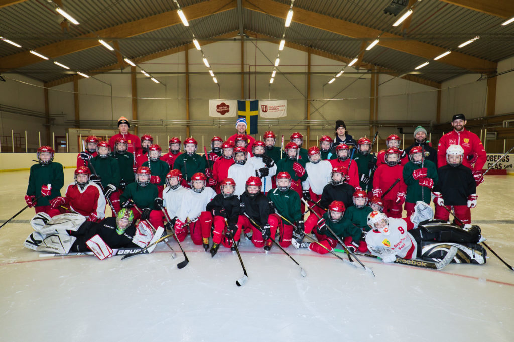 38 ishockeyintresserade barn- och ungdomar födda mellan 2006 och 2010 har under den gångna helgen kört hårt i Svegs Ishall. Foto: Morgan Grip