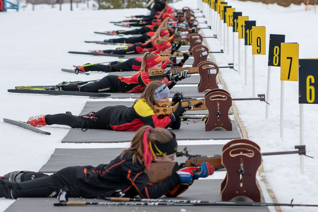 Tjugo skidskytteungdomar från Svegs IK skidade in på vallen och ”sköt banorna invigda”. Foto: Morgan Grip