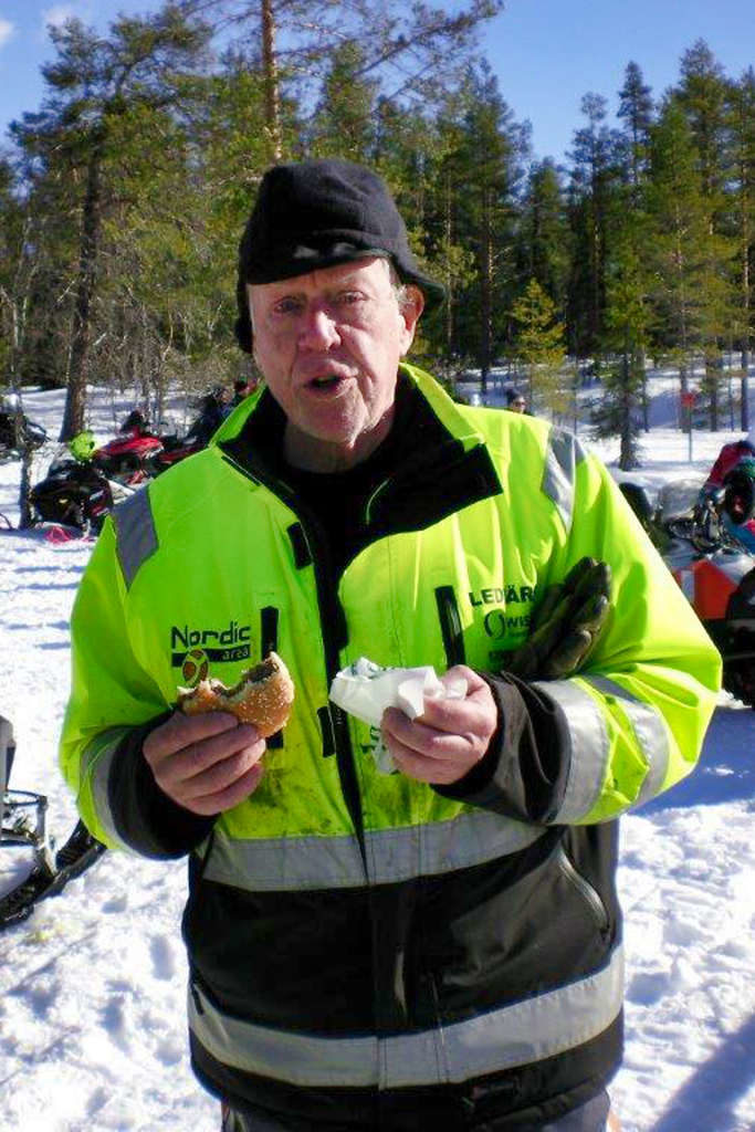Claes Proos från Vemhån med en god hamburgare från grillen. Foto: Frans Pedersen