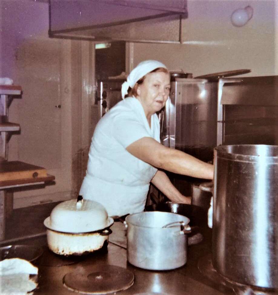 Vera Jönsson (1908-1998) kokerska på Stora Hotellet som varje arbetsdag i all slags väder cyklade på sin gröna Monark tur och retur Äggen-Sveg. Delade hjärtligen med sig av kokonstens lilla bibel, gedigen kunskap som hon förvärvat under många år i hotellets kök. Foto: privat 