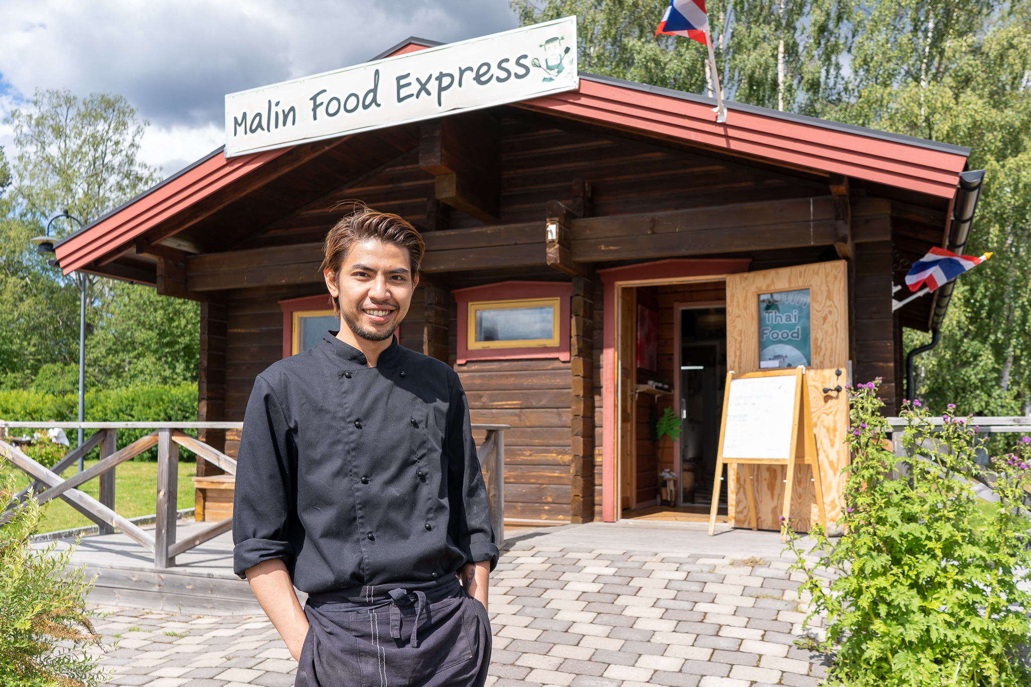 – Nu kan gästerna sitta inomhus och äta hos oss. Det är många som önskat det, speciellt på vintern, berättar Max Svensson som driver Malin Food Express tillsammans med sambon Thanyamai. Foto: Morgan Grip