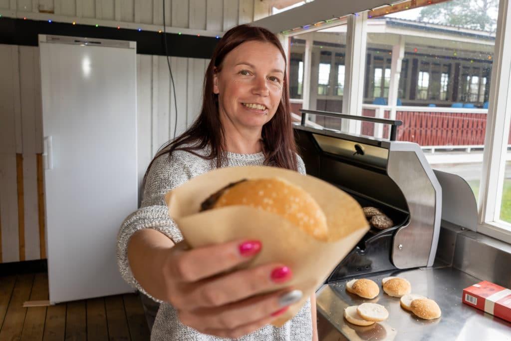 Maria Ekelund, sekreterare i föreningen Storöns folkpark, bjöd på hamburgare. Foto: Morgan Grip