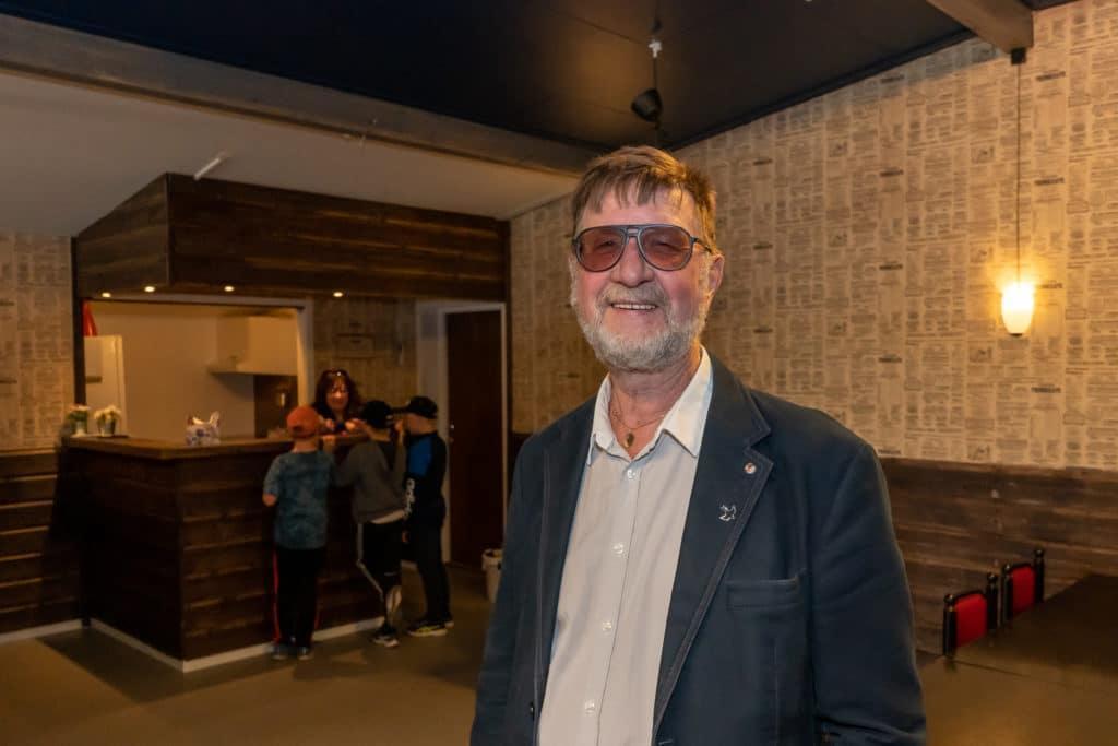 Jan "Trana" Svensson, ordförande i föreningen Storöns folkpark, i det nyrenoverade Ungdomens hus på Storön. Foto: Morgan Grip