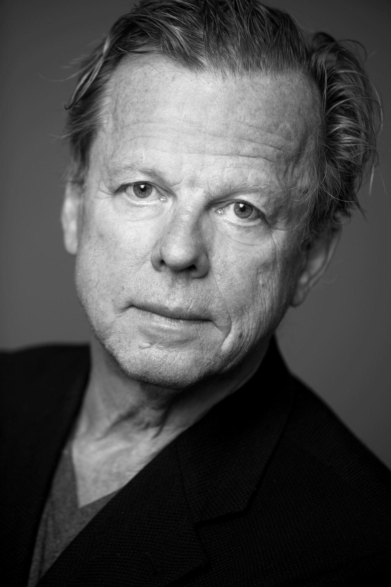 Skådespelaren Krister Henriksson kommer till biblioteket i Sveg.