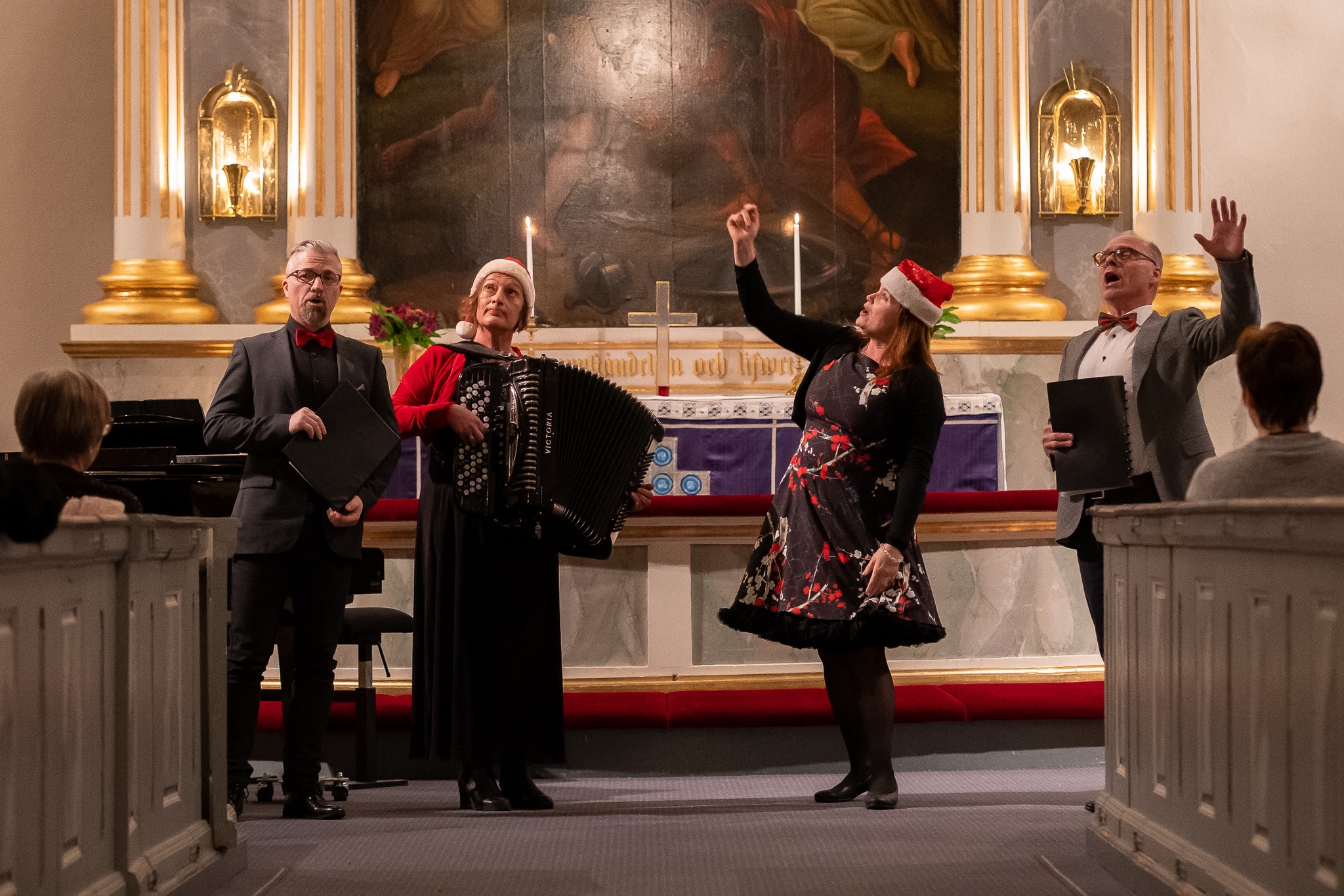 Närmare hundratalet åhörare hade bänkat sig i Svegs kyrka för tisdagskvällens julkonsert med kvartetten Fyrjuligen. Foto: Morgan Grip